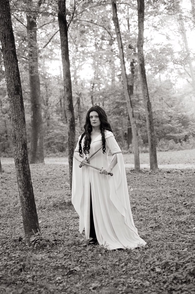 JessicaGrace387's tweet photo. Gearing up for Monday like .... Anyone else wish they had another day off ? ππ»ββοΈ #kahlanamnell #cosplay #legendoftheseeker #motherconfessor #commandmeconfessor πΈ: @mrsfauller https://t.co/3lvmzyYjCX