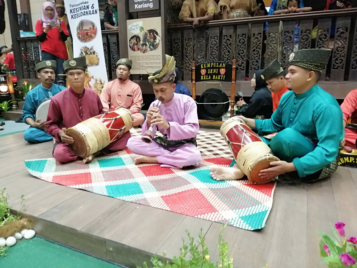 SeniRelaBakti's tweet photo. Persembahan gendang silat KSRB di  kluster KAMPUNG PULAU PISANG,hall A
#MAHA2018 #MAHA2018my #gendangsilat #gendangsilatkedah #madamabeles #moa https://t.co/C9UDkyUOKw