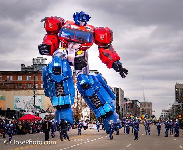 RichClose's tweet photo. Transformer Balloon at the Thanksgiving day parade in Detroit Michigan #parade #detroit #transformers #balloon #Michigan #Photographer #ClosePhoto #RichClose https://t.co/tPiovSiH5L