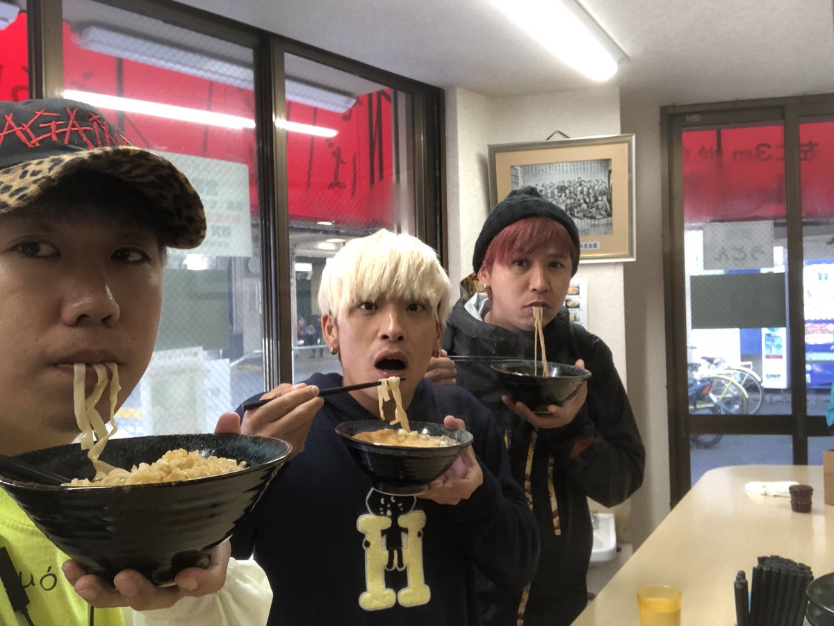 ひっちゃん ハイサイ探偵団 これは写真限定の内股芸だよ 実際は がに股で肩で風を切る歩き方なんだよー