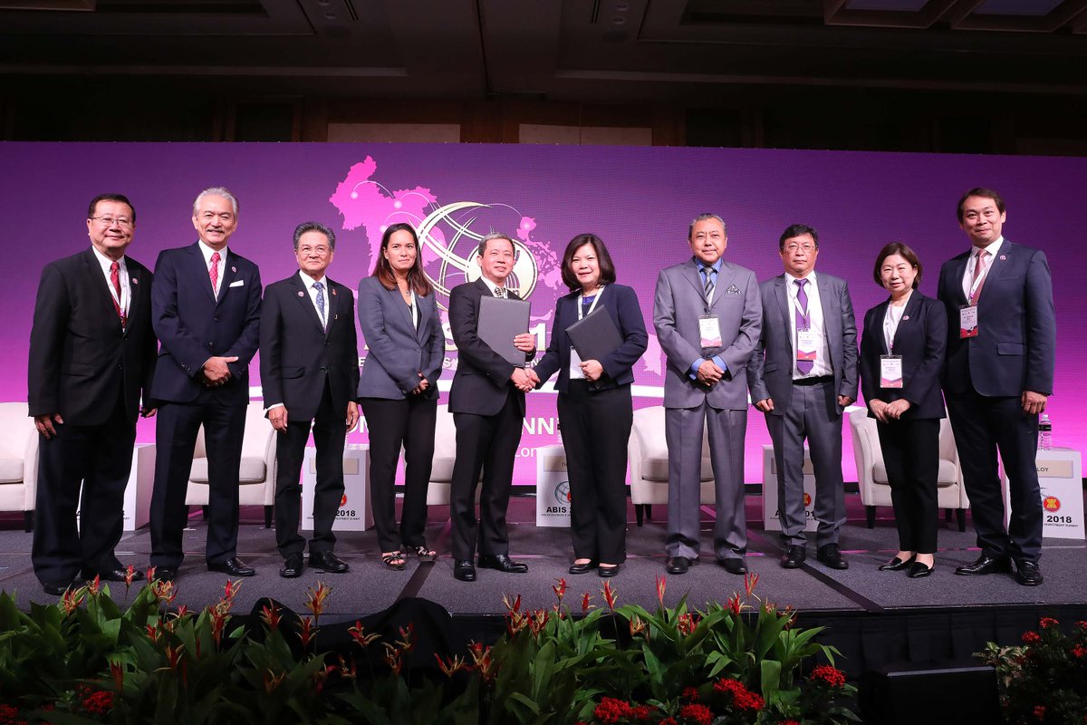aseanbac18's tweet photo. The ASEAN Business and Investment Summit (ABIS) 2018 took place in Singapore from November 12-13, drawing the participation of nearly 1,000 enterprises from ASEAN member states and partners. Here are some of the event highlights on Day 2 of the Summit. https://t.co/66cO0QHDzm https://t.co/CRdjn313QD