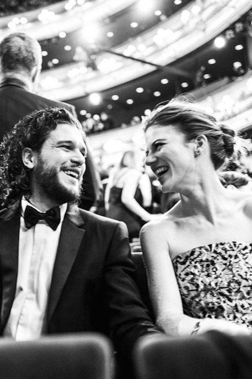 MovieGrafMG's tweet photo. Kit Harington’ın, eşi Rose Leslie’yi Rus bir model ile aldattığı ortaya çıktı. Rus model, ünlü oyuncunun çıplak fotoğraflarını basına sızdırdı ve Kit’in bir kokain bağımlısı olduğunu söyledi. https://t.co/JG5DsqX5oQ