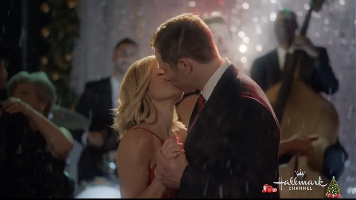 HallmarkiesPod's tweet photo. A snowy kiss 😊❄️ The End! #CountdowntoChristmas #AShoeAddictsChristmas #ccb #DaySpringApronGiveaway https://t.co/4rtpBvyE2S