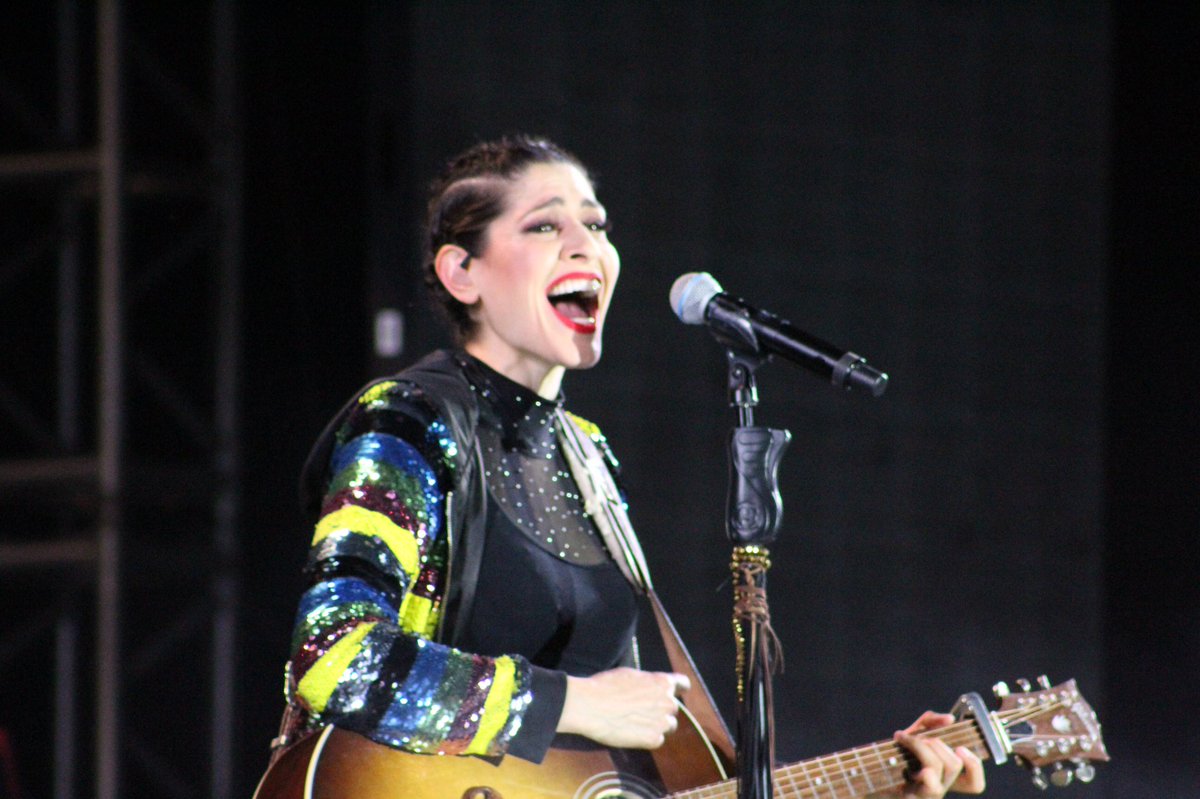 180gradosweb's tweet photo. Las hermanas Ha*Ash hicieron bailar y cantar con el alma y el corazón a todos sus fans en el centro de Espectáculos Montejo 😍👭💕 #NocheEspecial #ExcelenteNoche #NochesMontejo @grupoarmar @haashoficial @HaAshOnline @HaAshWorld @HaashMid @HAASHMERIDA https://t.co/bAVaDIFX8r