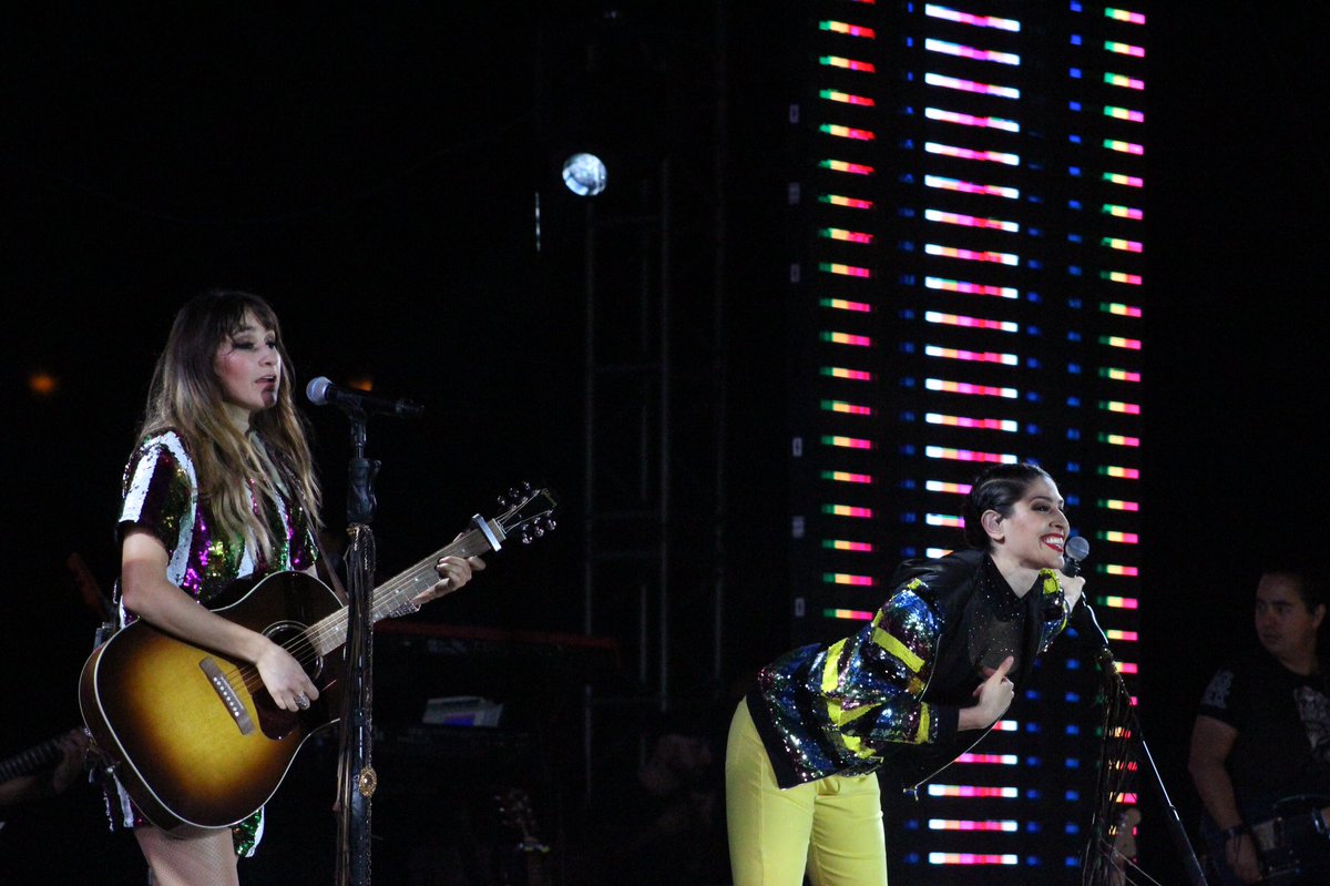 180gradosweb's tweet photo. Las hermanas Ha*Ash hicieron bailar y cantar con el alma y el corazón a todos sus fans en el centro de Espectáculos Montejo 😍👭💕 #NocheEspecial #ExcelenteNoche #NochesMontejo @grupoarmar @haashoficial @HaAshOnline @HaAshWorld @HaashMid @HAASHMERIDA https://t.co/bAVaDIFX8r