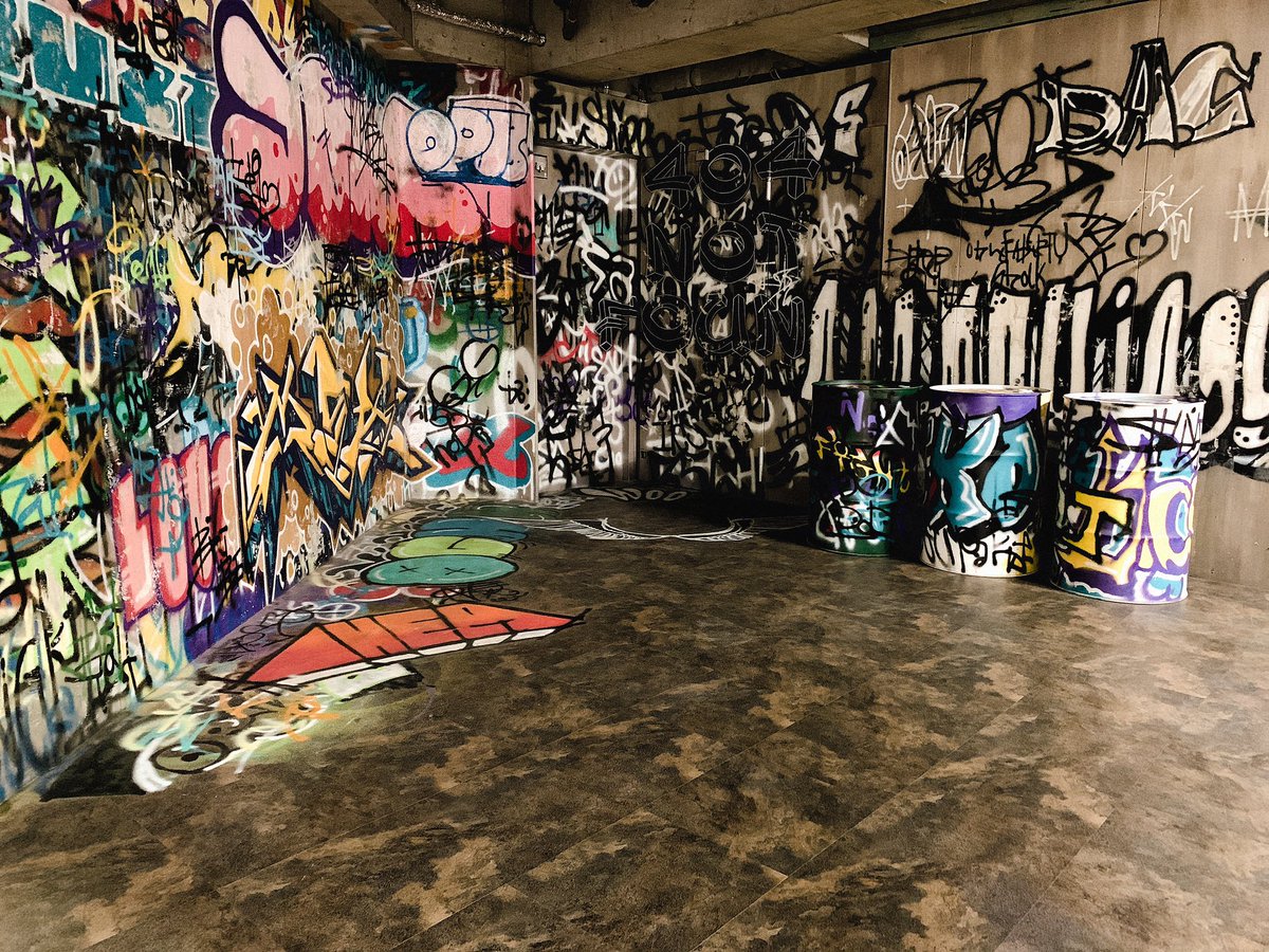 ハコスタジアム大阪 本日オープン グラフィックアートブース インパクト大大大なグラフィティアートがハコアム大阪に登場 立ってよし 座ってよし 寝転がっても様になります 熱いバトル ヒーロー ストリート 待ってます