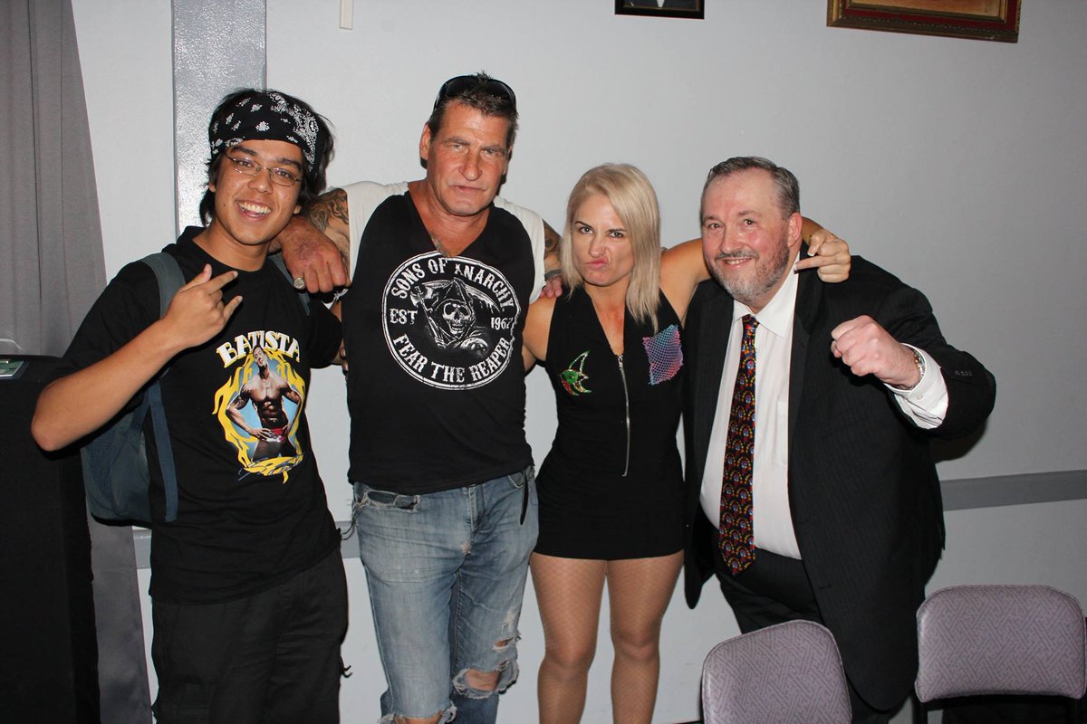 aussiewrestler1's tweet image. Monday Memory - C.J.Irwin with Johnny Boxer (a.k.a Bobo Gigliotti from "Pizza", Housos, Fat Pizza vs Housos) and Niki Nitro (a.k.a Hayley Rock from "Housos") and a fan - Championship Wrestling Australia - Sunday, April 17, 2016.
#MondayMemory #Wrestling #Wrestler #Housos #CWA