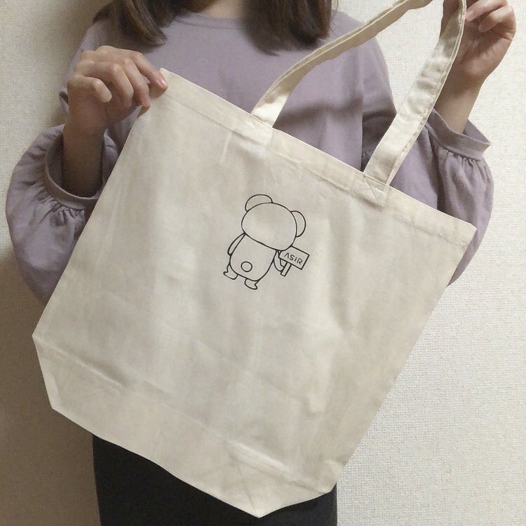 asi_rrrrr's tweet photo. 🐻トートバッグ🎒
A4サイズも入り、マチもあるのでたくさん入ります！
肩からもかけられるので便利です！

✨baseにて絶賛好評発売���✨
¥1800(送料込み)
https://t.co/udssio076k https://t.co/M0aGQsclho