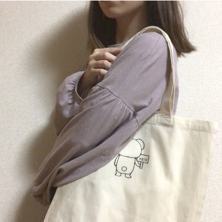 asi_rrrrr's tweet photo. 🐻トートバッグ🎒
A4サイズも入り、マチもあるのでたくさん入ります！
肩からもかけられるので便利です！

✨baseにて絶賛好評発売���✨
¥1800(送料込み)
https://t.co/udssio076k https://t.co/M0aGQsclho