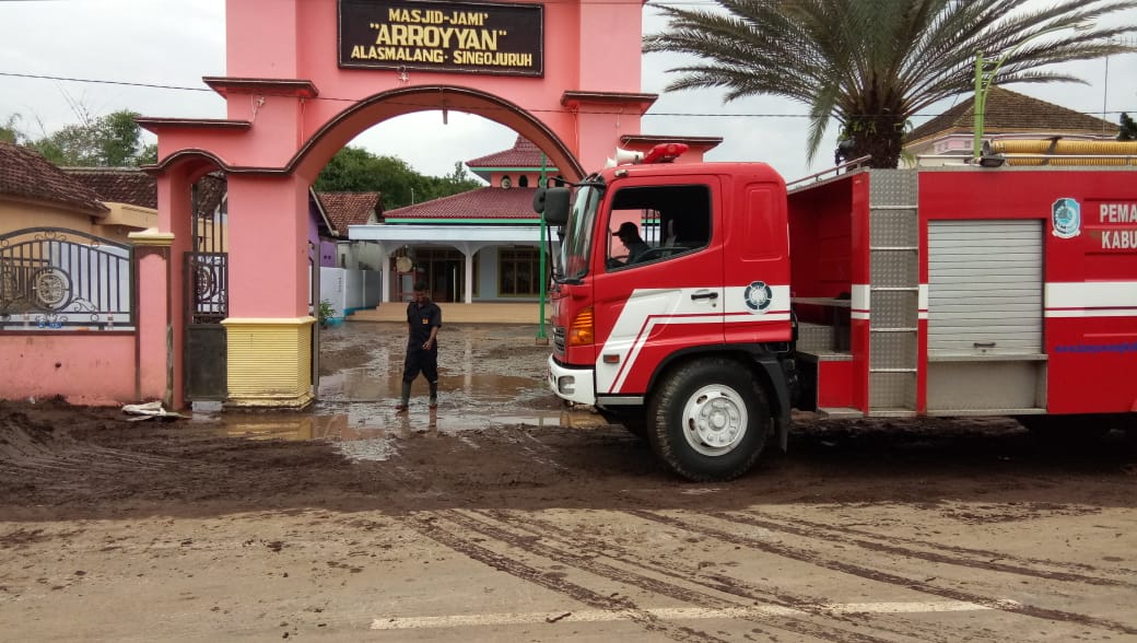 damkarbwi's tweet photo. Penyiraman dan pembersihan Desa Alasmalang Kecamatan Singojuruh dampak kebanjiran akibat hujan lebat semalam. https://t.co/n1LHxOTYYo