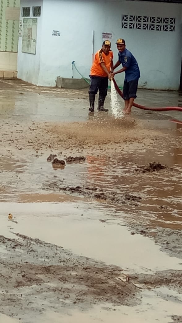damkarbwi's tweet photo. Penyiraman dan pembersihan Desa Alasmalang Kecamatan Singojuruh dampak kebanjiran akibat hujan lebat semalam. https://t.co/n1LHxOTYYo