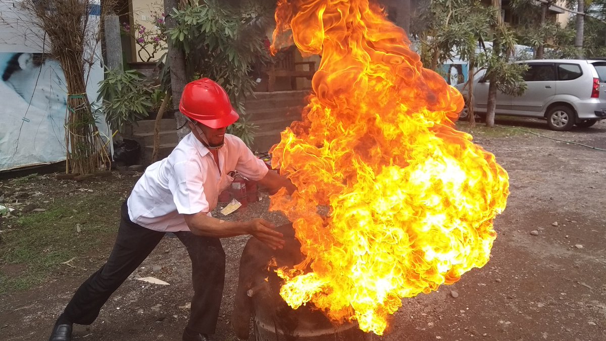 damkarbwi's tweet photo. Pelatihan pencegahan bahaya kebakaran di RSU Bakti Mulia Muncar Banyuwangi bersama seluruh karyawan karyawati RSU Bakti Mulia Muncar Banyuwangi. https://t.co/mgTRVT1aIP