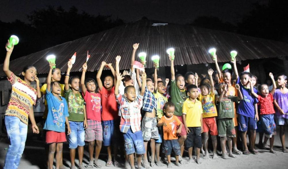 PriskopMedia's tweet photo. Listrik Tenaga Surya dan Kegembiraan Anak-Anak Ketikupelang di Sumba Timur #ampuTenagaSuryaHematEnergi(LTSHE) #ChinaASEANMiningCooperationForum(CAMCF) #SumbaTimur https://t.co/eaX7sut3Lx https://t.co/rBpYZ4P5St