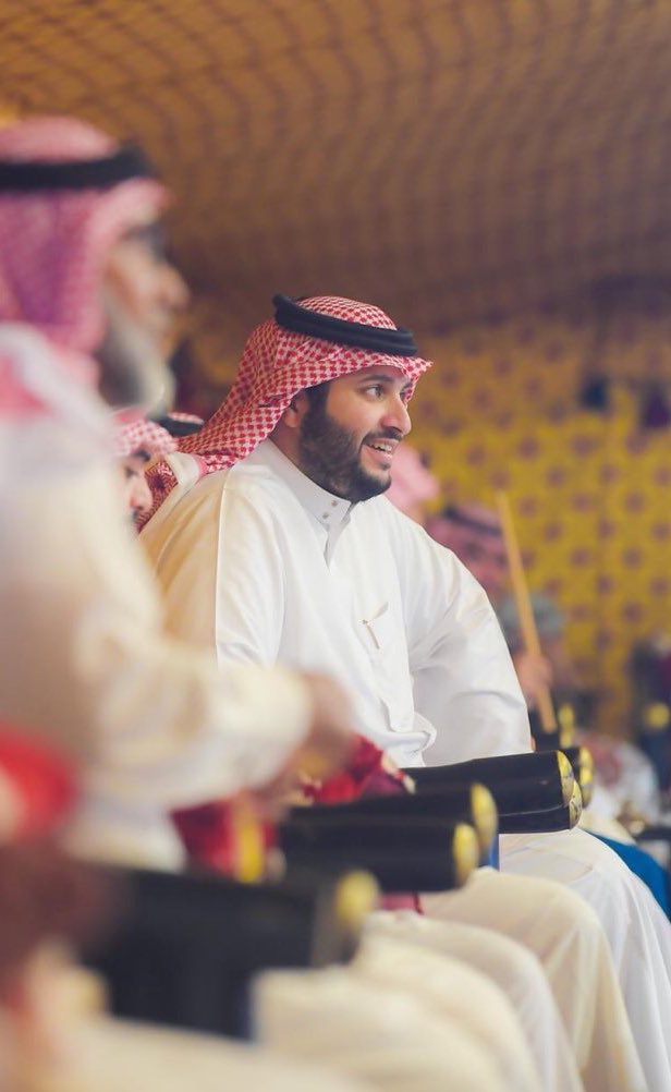 خـوته تشـرى وفعـله يجمل
عـادتـه دايـم يحب التجمل
#الامير_تركي_بن_محمد_ال سعود