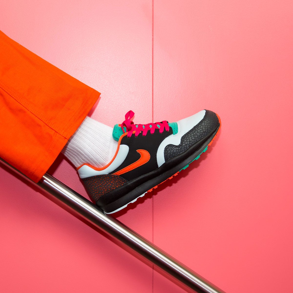 nike air safari se emerald green