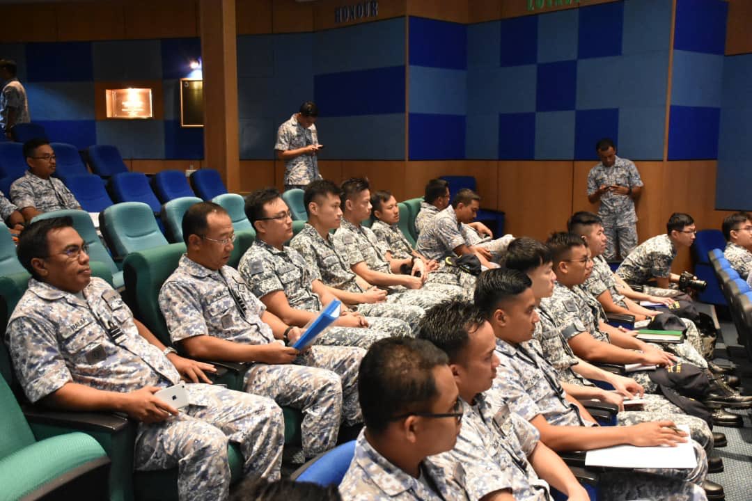 MPA_Barat's tweet photo. Strengthen the diplomacy ties and interoperability of both navies. Harbour Phase for #MALAPURA2018 starts with the meeting of the all operational officers from the RMN and RSN.
#NavyNews
#DefenceDiplomacy https://t.co/m4uLyGOzc8