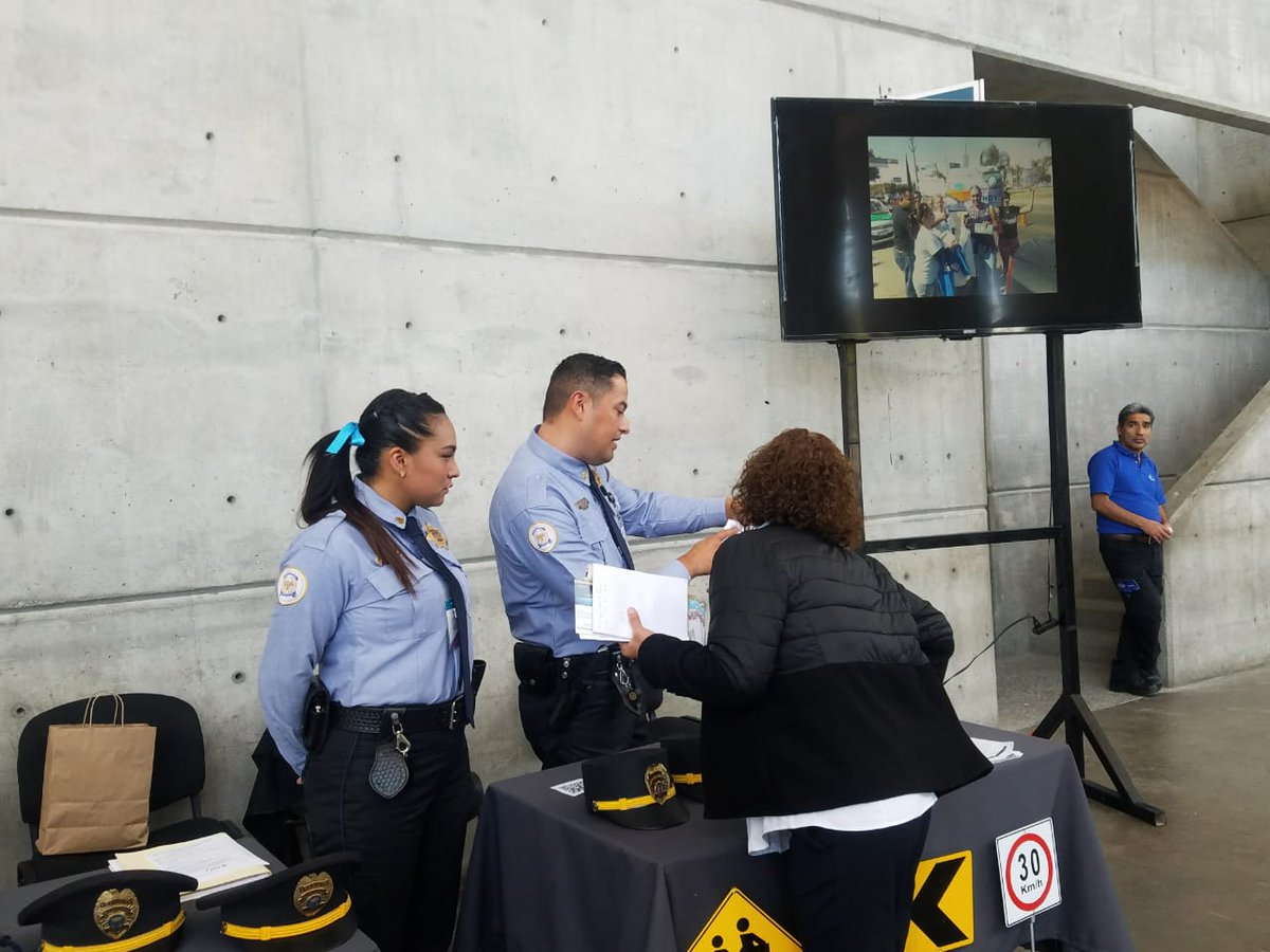 municipio_leon's tweet photo. #Entérate A través de un módulo de información y trabajando en conjunto @vialidad_leon participó en #Vectio con el compromiso de reforzar la cultura vial, prevenir accidentes automovilísticos y difundir el Reglamento de Policía y Vialidad que entra en vigor el próximo 1 de enero. https://t.co/VfqjAflppy