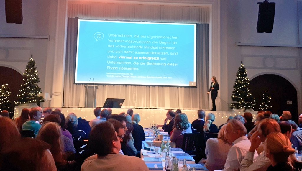 iLoveOpenStack's tweet photo. Unternehmen die ihr #Mindset ändern sind 4 x erfolgreicher bei die Veränderung ... ohhh darauf freue ich mich #Emotionen #Erfahrungen offenbaren und das #Verhalten ändern... Die Gesichter der #TSystems sind leicht entgleist... 😀👍#Telekomwall @kathrinpeters https://t.co/J6eb7v3Kgt