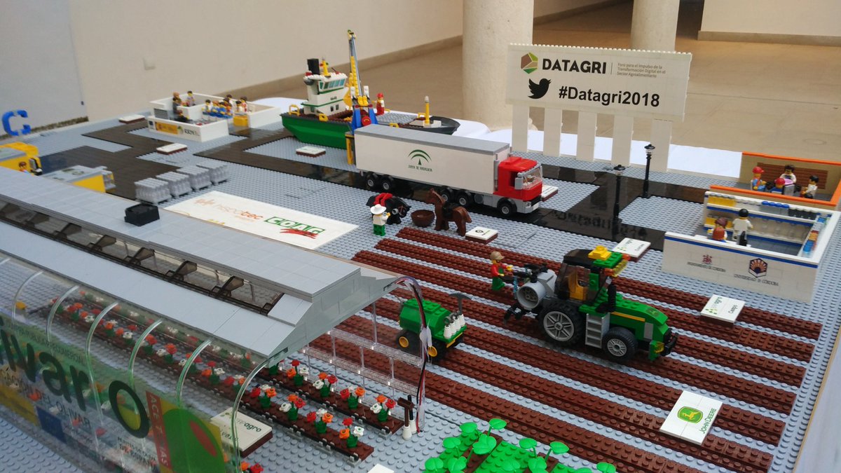 Y no se nos olvide el gran captador de atención que llevamos allá donde vamos. ¡En #DATAGRI2018 no podía faltar EL AGRO #LEGO!
