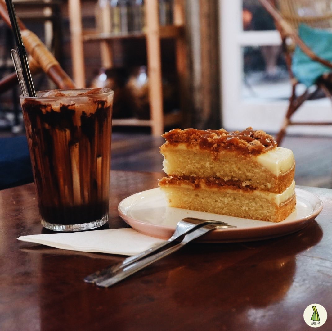 aroipa's tweet image. คาเฟ่ที่มาเลเซีย ร้านน่ารักมาก ตกแต่งแบบlocalสุดๆ ผนังมีวอลอาทลายดอกไม้เต็มไปหมด มีมุมถ่ายรูปเพียบ เค้กอร่อย ราคาไม่แรงมาก เที่ยวเหนื่อยๆแล้วเรามานั่งชิวที่นี่คือสบายยยยมาก
.
📍Merchant’s Lane, Kuala Lumpur, Malaysia 
🕓 Mon-Fri 11:30am-10pm
Sat&amp;amp;Sun 9:30am-10pm
@aroii #aroipa