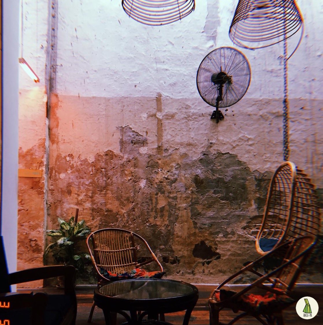 aroipa's tweet image. คาเฟ่ที่มาเลเซีย ร้านน่ารักมาก ตกแต่งแบบlocalสุดๆ ผนังมีวอลอาทลายดอกไม้เต็มไปหมด มีมุมถ่ายรูปเพียบ เค้กอร่อย ราคาไม่แรงมาก เที่ยวเหนื่อยๆแล้วเรามานั่งชิวที่นี่คือสบายยยยมาก
.
📍Merchant’s Lane, Kuala Lumpur, Malaysia 
🕓 Mon-Fri 11:30am-10pm
Sat&amp;amp;Sun 9:30am-10pm
@aroii #aroipa