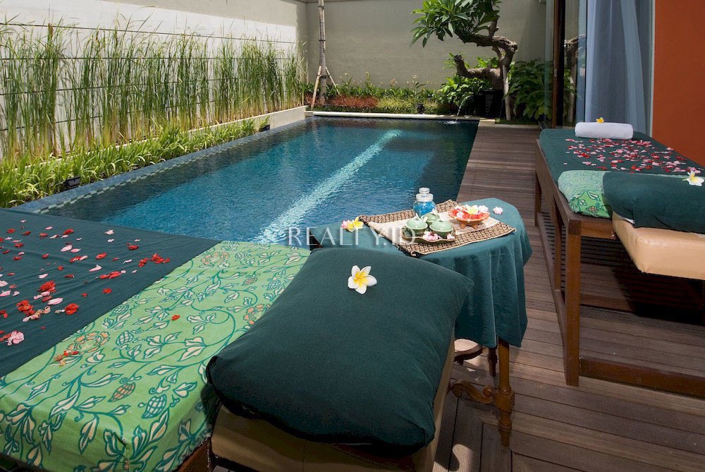 Realty_id's tweet photo. Complex of 11 unit luxury villa for sale in Seminyak Bali. Situated in tourism area, A great investment for property in Bali. Find on https://t.co/EpFp7FU8f2 .
.
#baliproperty #seminyak #seminyakbali #bali #villabalisale #realtyid #beachlife https://t.co/5OZ50VAzLA