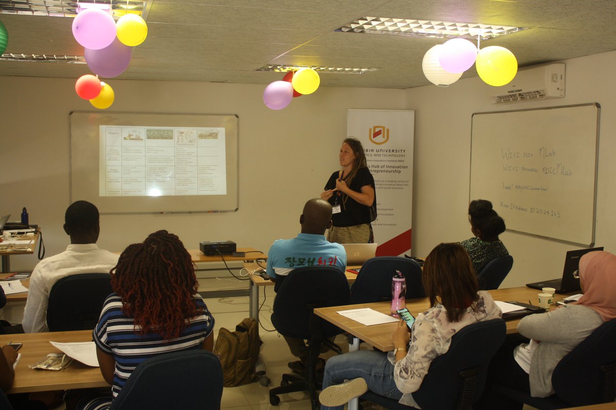 JosephinaMikka's tweet photo. Day 1, Prof Heike presenting 3 waves of HCI. AfriChi summer school 'Designing with or for marginalized communities'
#hci #Africhi #cairochi #summer_school #AfrichiSummerSchool  @AniciaP @sig_chi @lyatends28 https://t.co/mWtRr8GocM