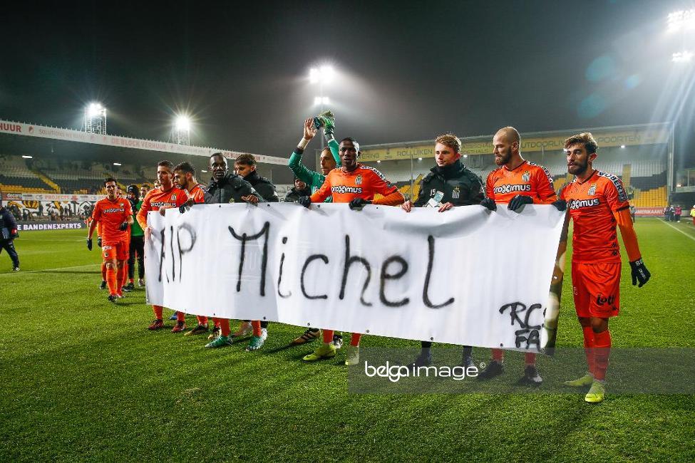 BrunoFahy's tweet photo. Bel hommage hier soir par les supporters et joueurs du @SportCharleroi pour leur photographe Michel Malherbe, décédé ce week-end . #lokcha @BelgaImage https://t.co/qCLOMiD9yL