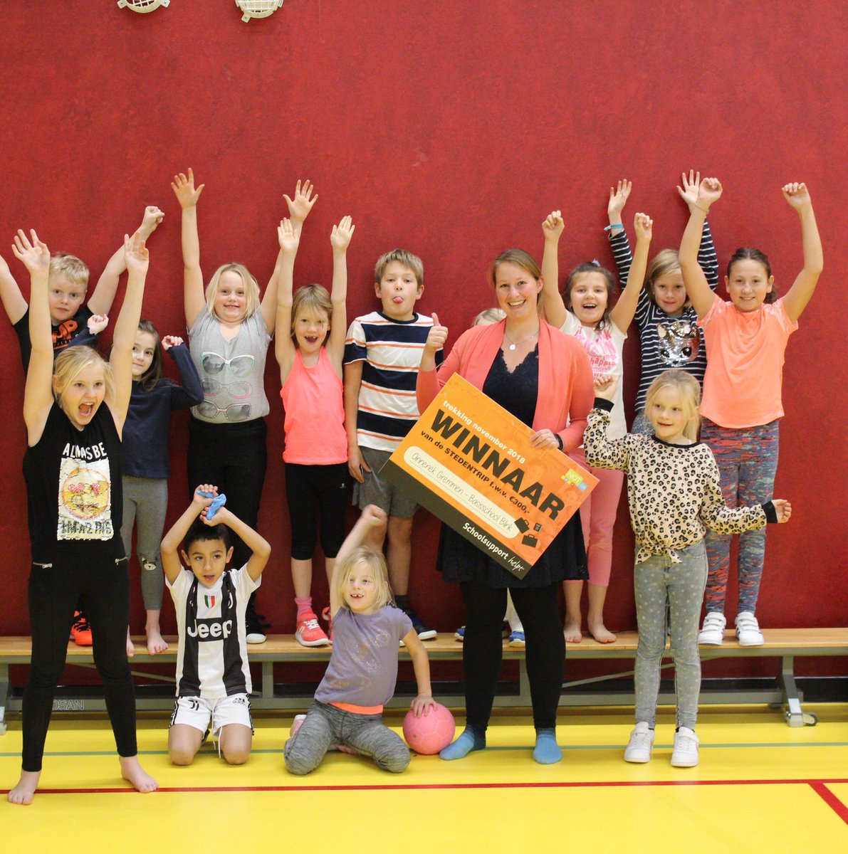 Schoolsupport's tweet photo. Kijk juf Anneriek eens stralen! Zij schreef zich via https://t.co/JwheogmfIf in voor de NOT 2019 en won één van de 3 stedentrips. Ook jij kunt nog steeds kans maken op een 4-daagse stedentrip naar Praag, Parijs of Berlijn! Lees hier hoe: https://t.co/lgJVUVf8AO https://t.co/pO3mSaU8zy