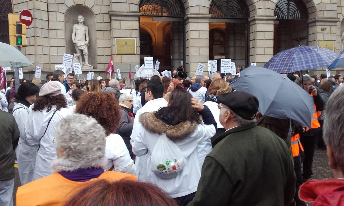 Los iaioflautas y la Marea Pensionista, apoyando la Sanidad Pública. Todos hemos de luchar juntos contra la perdida de derechos.