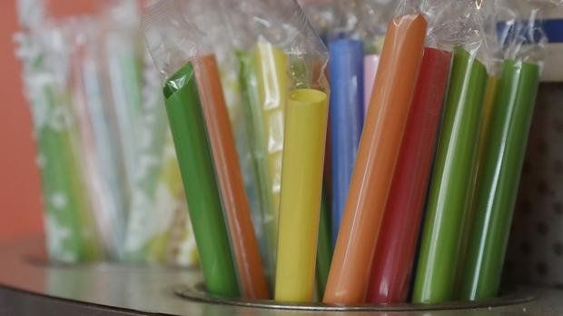 Is this something you struggle with? Plastic straws banned in UK from 2018 via <a href="/IOL/">IOL News</a> #plasticwaste buff.ly/2zhFjHm