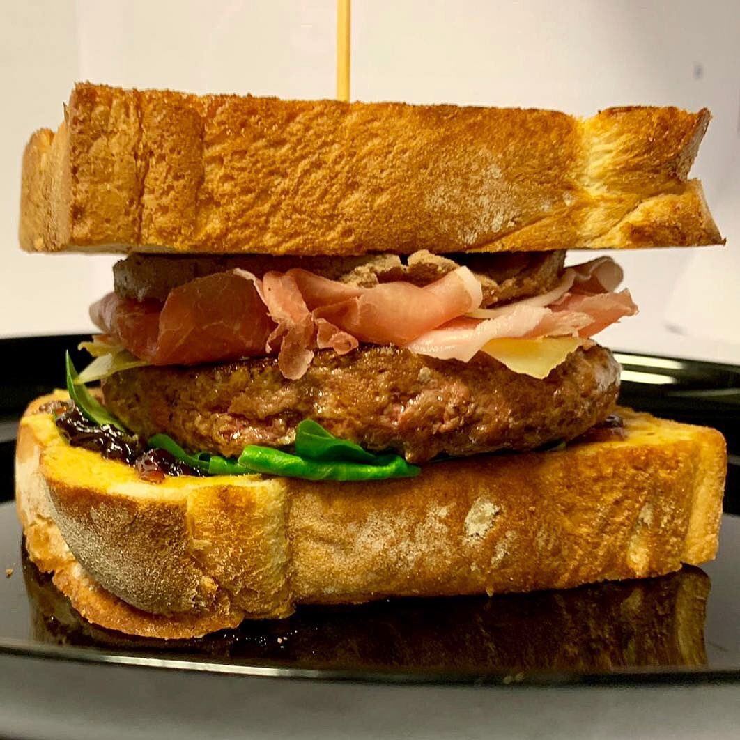 Meat_Cernobbio's tweet photo. Ecco a Voi il nuovo FUORILISTA dedicato alla Francia, disponibile da MARTEDÌ 27 sera 🇫🇷

Pan Brioche Tostato, Hamburger di Charolaise, Prosciutto di Bayonne, Formaggio Comté Stagionato, Marmellata di Cipolle Rosse, Paté di Fegato, Pancetta Croccante, Songino, Senape di Digione 🙃 https://t.co/s7Iw3BCoUq