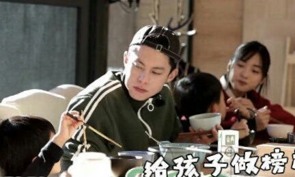 astri2205's tweet photo. THE WANG FAMILY 💜💛
#DylanWang #ShenYue #王鹤棣 #沈月 #dyshen #diyue https://t.co/dFpCZMUEB8