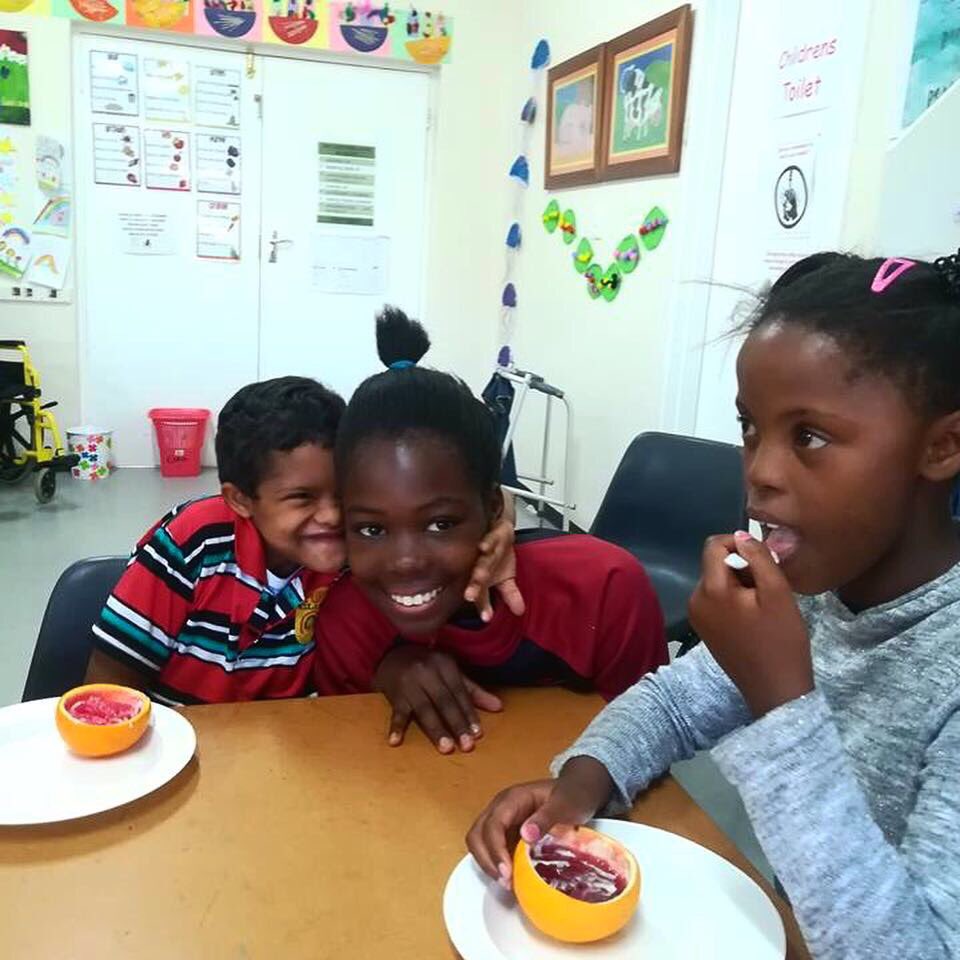 applewoodprep's tweet photo. The #Grade6 class has been visiting Bizweni most Fridays this year. Over the course of the year they have made special friendships with the kids there. On Friday they said goodbye to their Bizweni friends and took them jelly-orange treats. #GoodRootsGoodFruits #Applewood https://t.co/oOUDLwTQXZ