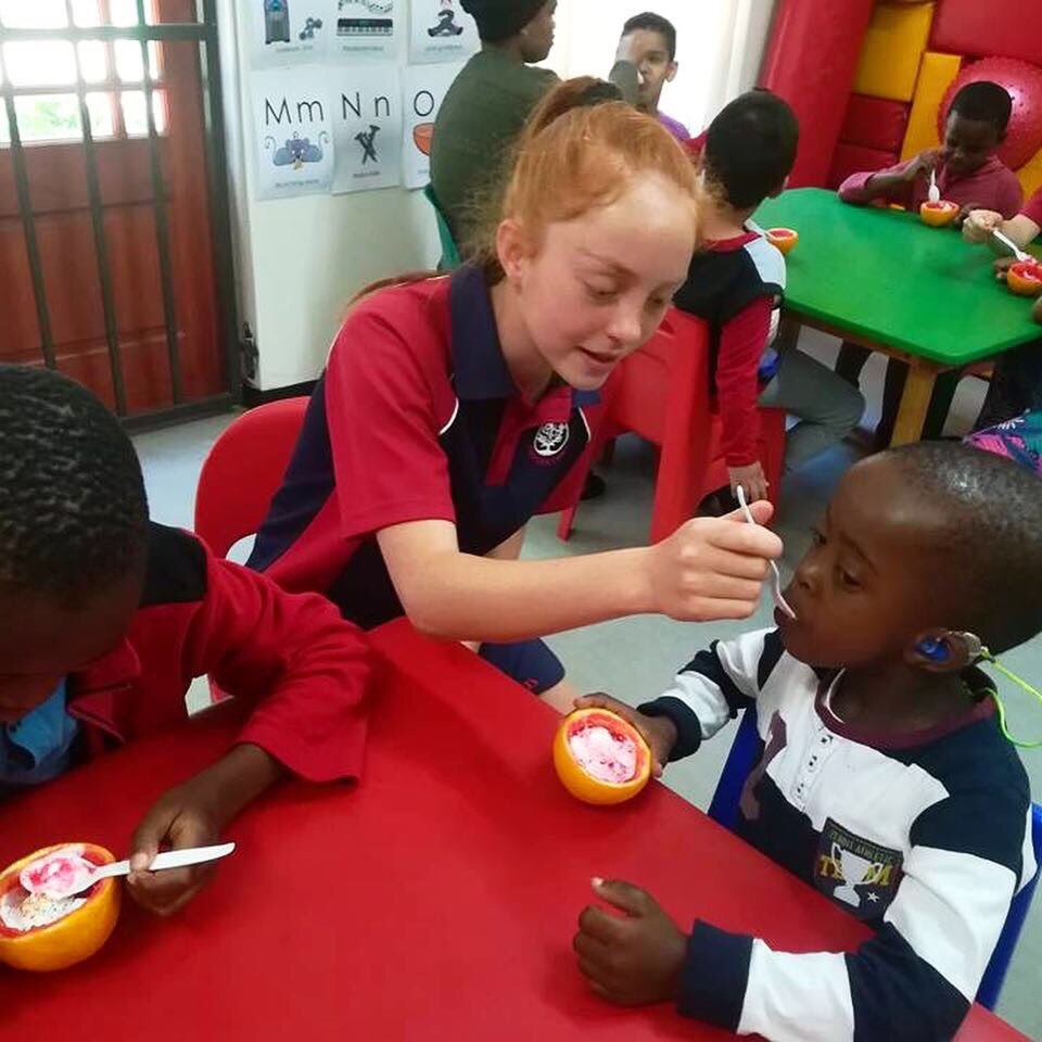 applewoodprep's tweet photo. The #Grade6 class has been visiting Bizweni most Fridays this year. Over the course of the year they have made special friendships with the kids there. On Friday they said goodbye to their Bizweni friends and took them jelly-orange treats. #GoodRootsGoodFruits #Applewood https://t.co/oOUDLwTQXZ