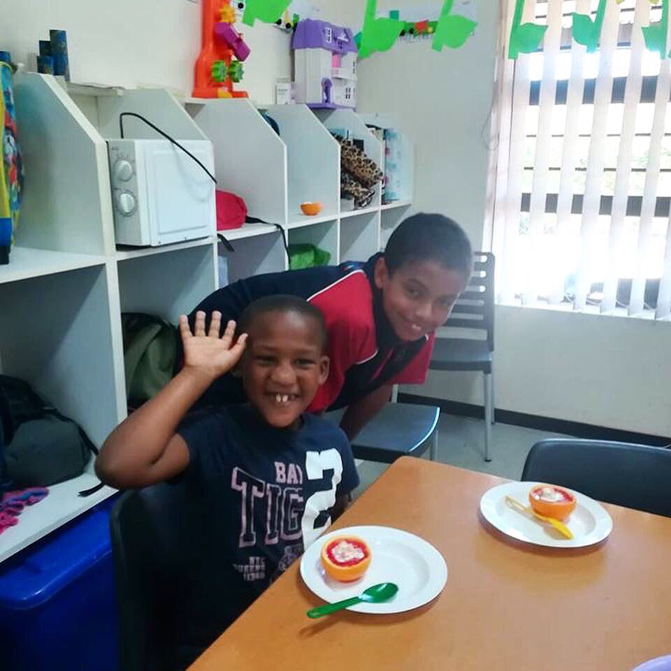 applewoodprep's tweet photo. The #Grade6 class has been visiting Bizweni most Fridays this year. Over the course of the year they have made special friendships with the kids there. On Friday they said goodbye to their Bizweni friends and took them jelly-orange treats. #GoodRootsGoodFruits #Applewood https://t.co/oOUDLwTQXZ