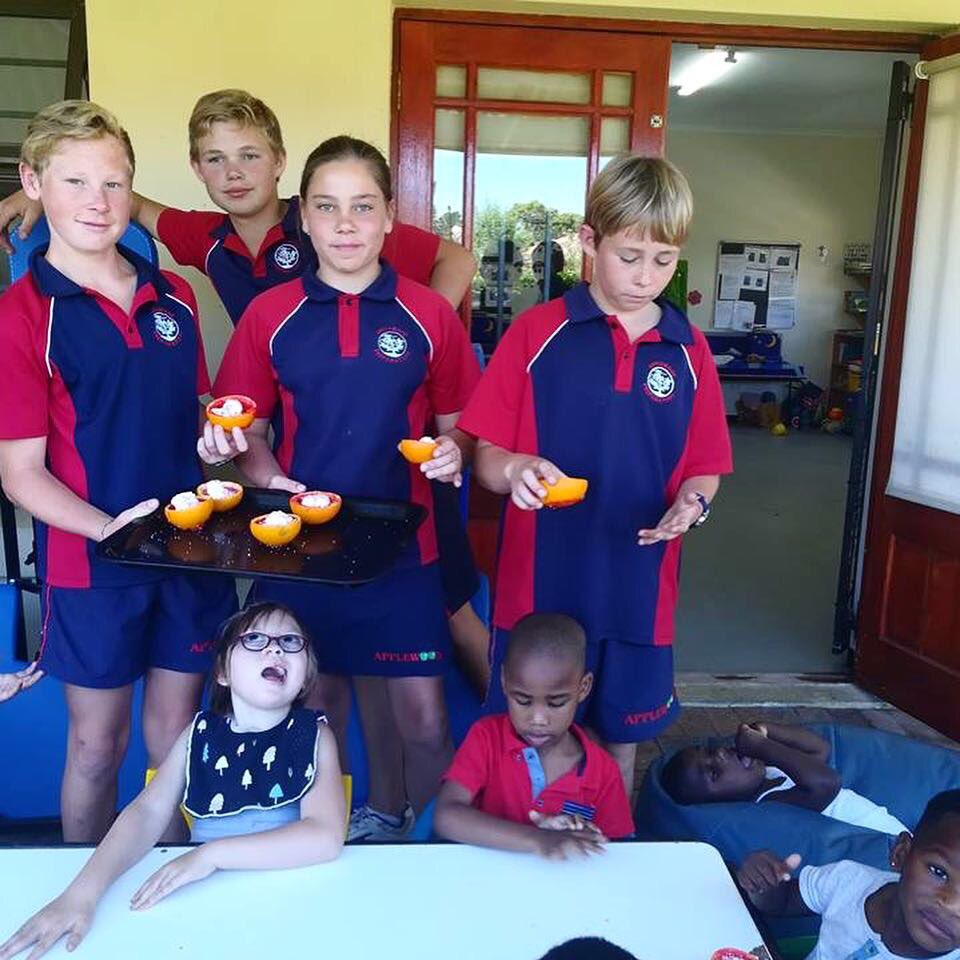 applewoodprep's tweet photo. The #Grade6 class has been visiting Bizweni most Fridays this year. Over the course of the year they have made special friendships with the kids there. On Friday they said goodbye to their Bizweni friends and took them jelly-orange treats. #GoodRootsGoodFruits #Applewood https://t.co/oOUDLwTQXZ