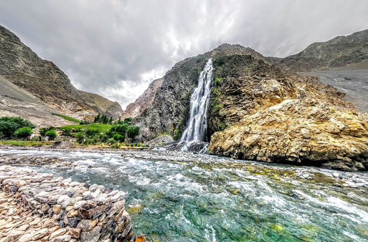 pakistan_click's tweet photo. The Highest Waterfall of Pakistan Manthoka Waterfall, Skardu Gilgit Baltistan.
Photo by Saeed Wazir
#Waterfall #Skardu #Giligit_Baltistan #Pakistan #Photography #Beauty_of #Pakistan #Largest #Highest #Waterfall #Mountaineering #Hiking #ClickPakistan #TourPakistan https://t.co/mXClFGC67U