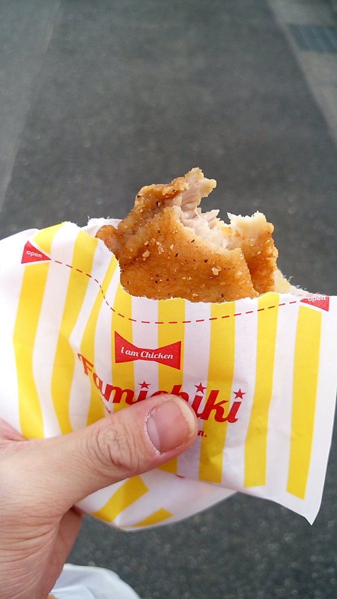 Vita11 Twitter પર なんか ファミマプレミアムチキン ってのが売ってたから購入したら微妙なサイズの水付いてきた チキン はいつものファミチキよりジューシーさが上がってる 柔らかさも良い これ好き 水も美味しい ファミマさん大好き ファミマプレミアム