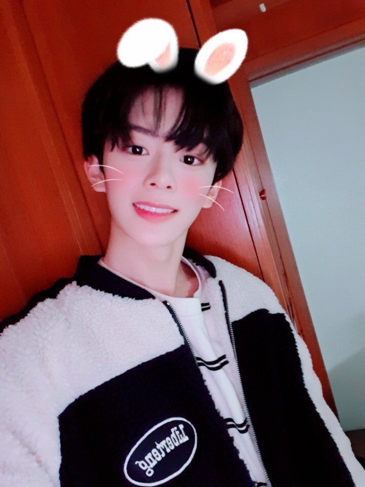 veriveryarg's tweet photo. TWITTER┊@by_verivery

[#Kangmin]
Llegaron a salvo a casa?
Ya los extraño jejej
#VERIVERY #Maknaengie #Conejo #TeExtraño https://t.co/evRocunKsy