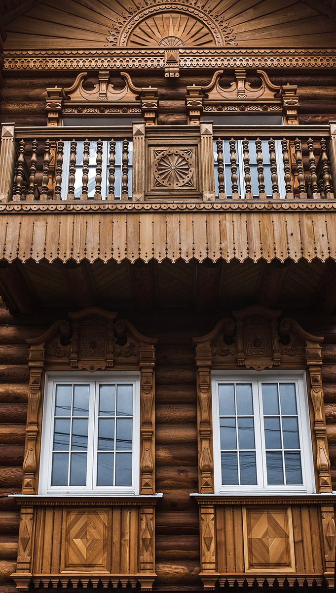 📍Уникальный дом в классическом русском стиле с уникальными окнами от "Красной Горки"👏👍 Еще больше фото здесь oknakg.ru/foto-derevyann…