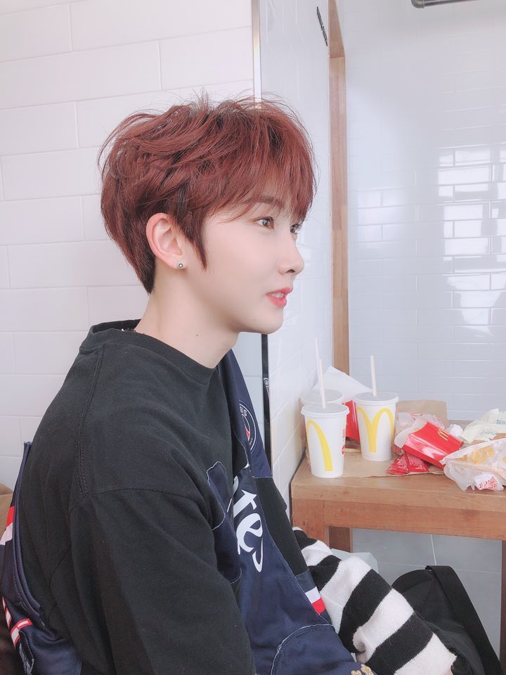veriveryarg's tweet photo. TWITTER┊@by_verivery

[#Yeonho]
Estas son las fotos de los miembros que tomé ayer 
Por favor guárdenlas son suyasㅎㅎ
#Yeono #HeoniHyung #RoommateHoyoungiHyung #ChaniHyung #NuestroMaknae #베리베리 #Fotos #♥ https://t.co/HwoLjejns4