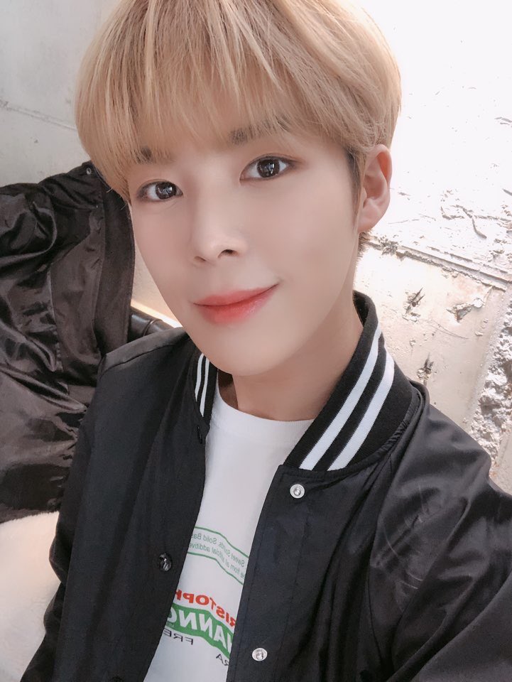 veriveryarg's tweet photo. TWITTER┊@by_verivery

[#Yeonho]
Y esta vez es mi foto..ㅎ
#AyerYeonho #Selca #베리베리 #Foto #GuardenTambienEstaFoto? #♥ https://t.co/Hhr4D4VRbi