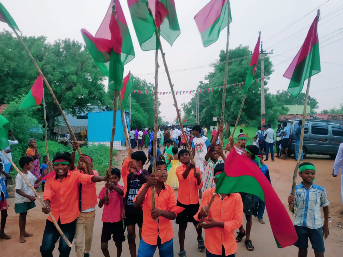 SankarGuruPT's tweet photo. இதோ!
இளந்தலைமுறையின் கைகளில் பறக்கிறது எதிர்கால தமிழகத்தின் அடையாள கொடி..!

இனி
எல்லா நிற கொடிகளும் இறக்கப்பட்டு தேவேந்திரகுல வேளாளர் கிராமங்களில் சிவப்பு-பச்சை கொடிகள் ஏற்றப்படும்.,!

தமிழக அரசியலில் தலைகீழ் மாற்றம் நிகழும்..!

#redgreenarmy https://t.co/Lb0FF5NM7w
