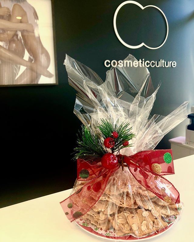 CosmeticCulture's tweet image. Monday-itis made better with yummy baked goods from one of our gorgeous Pyrmont patients 😍 #cosmeticculture #patients #ourpatientsrock #welovewhatwedo #thankyou #bakedgoods #yummy #getinmybelly #plasticsurgeon #cosmeticsurgery #pyrmont ift.tt/2r6vfgE