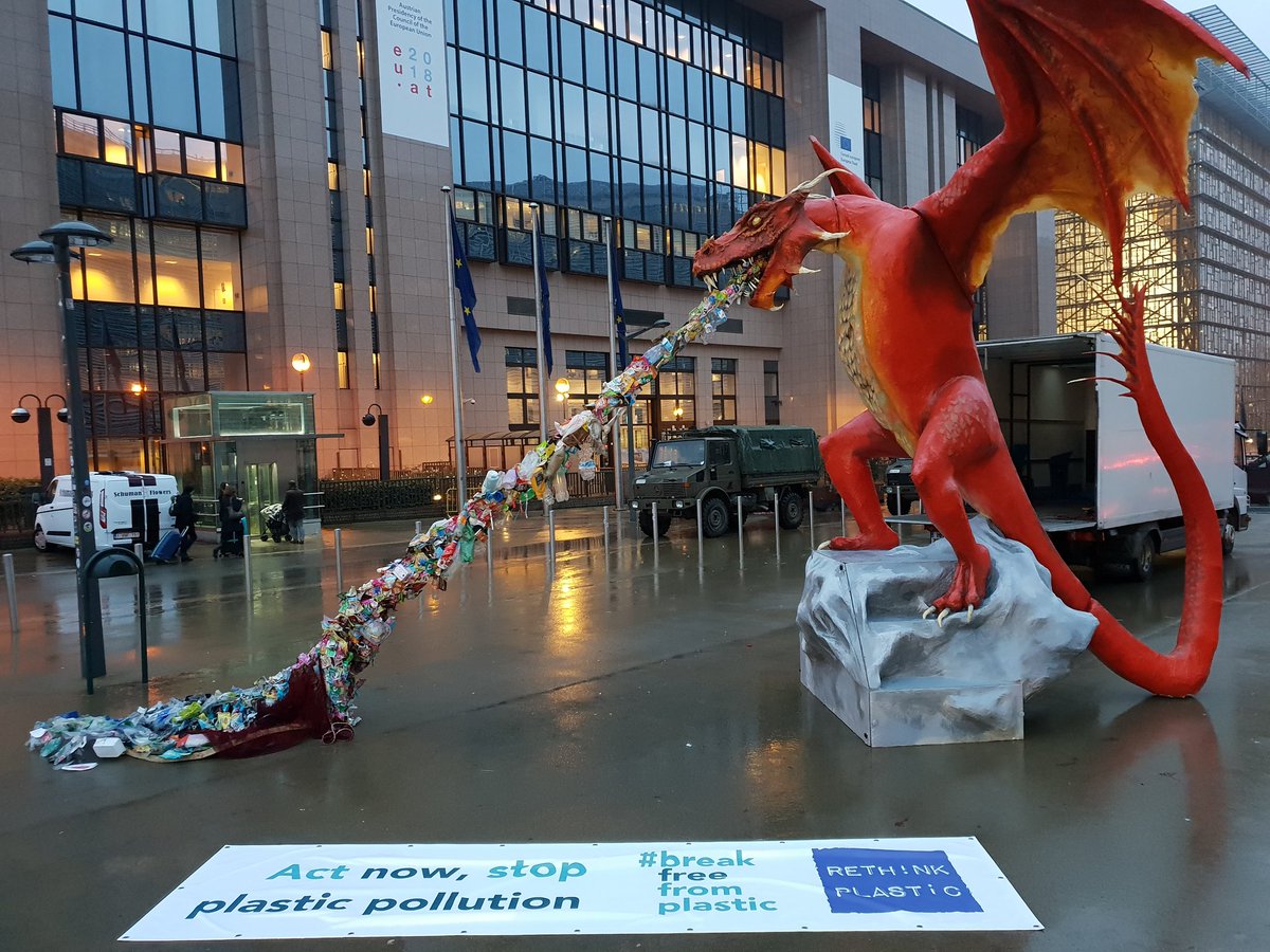 brkfreeplastic's tweet photo. Act now, stop #plasticpollution! #breakfreefromplastic plastic dragon delivers a message to the @EUCouncil #rethinkplastic https://t.co/1esCwIjbJf
