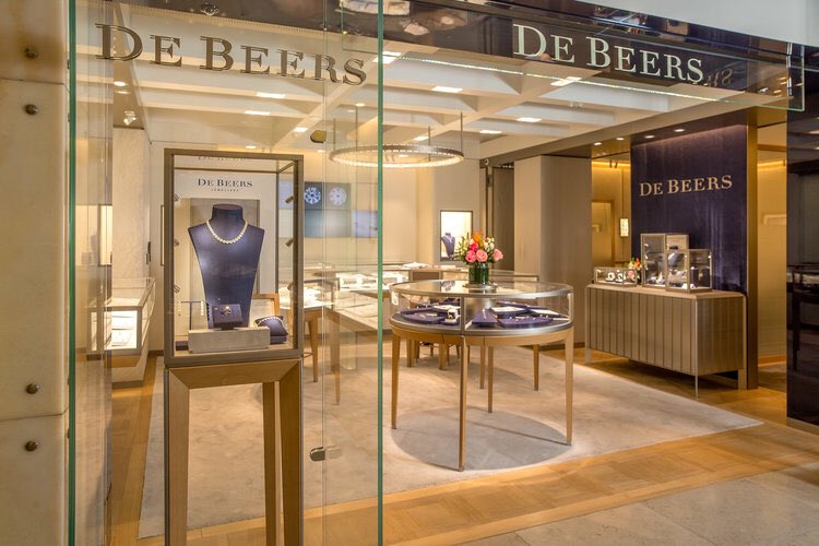 VwvmD's tweet photo. #DeBeers #Jewellery #Talisman in the stunning new boutique at Harrods.
We took #RobertMillars original #design and adapted it into bespoke installations for over 30 stores worldwide from secret magnets and copper leafing.
#visualmerchandising #christmasiscoming #instoredesign https://t.co/ItT90IOn7n