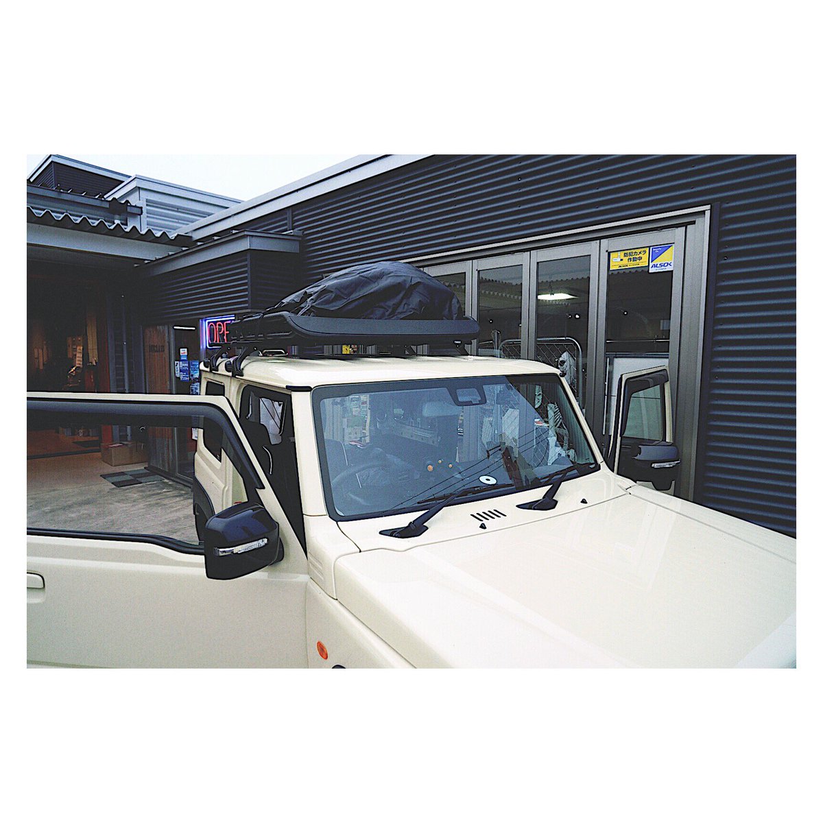 ট ইট র ナカモトダイスケ ほぼ半日潰して車中泊仕様にカスタム完了 キックボード2台 水 大容量モバイル電源搭載 ライフラインと移動手段は完璧 エアベッドと寝袋で寝心地最高 プラズマクラスターで空気爽快 野糞時のウォシュレットも完備w 洋服棚を