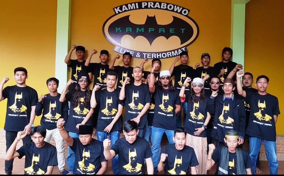 ZAEffendy's tweet photo. Hahaha...ini keren 👏👍👍 
Tantangan dari Kampret untuk Cebong, berani pose foto serupa? #Nyali ada?! https://t.co/fYTWbClOVd