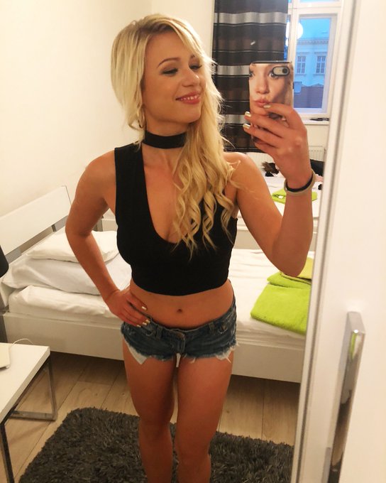 With a big smile into the week... are you in? ✨💋 Kisses! #girl #blondgirl #blond #blondie #longhair #smile<a href="/tag/smile"class="tags"><span>#smile</span></a><a href="/tag/model"class="tags"><span>#model</span></a><a href="/tag/picoftheday"class="tags"><span>#picoftheday</span></a><a href="/tag/appreciate"class="tags"><span>#appreciate</span></a><a href="/tag/actress"class="tags"><span>#actress</span></a>